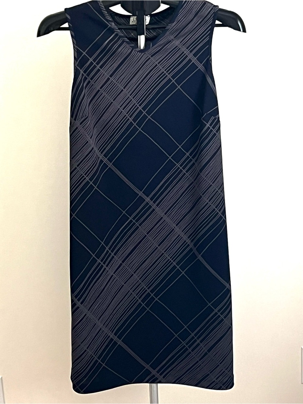 BCBG MaxAzria Vintage Navy Sleeveless Shift Dress w/Light Gray Lines Size Medium